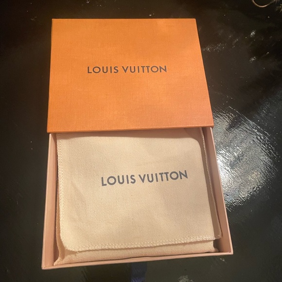 Louis Vuitton tri-fold epi LV circle Black wallet. Gorgeous. - Picture 8 of 9